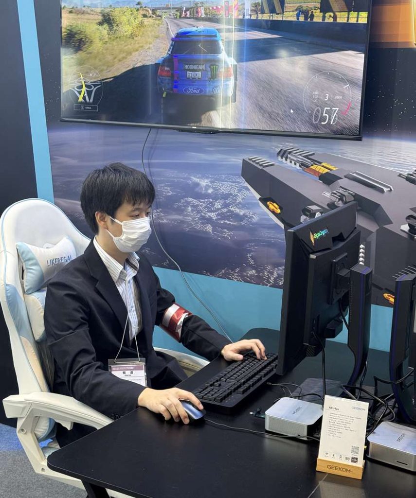ブース内には、実際にミニPCを使ってゲームをプレイしたり、デザインソフトの動作検証ができる体験コーナーを設置。スペック表だけでは伝わりづらいパフォーマンスや操作感をその場で体感していただきました。